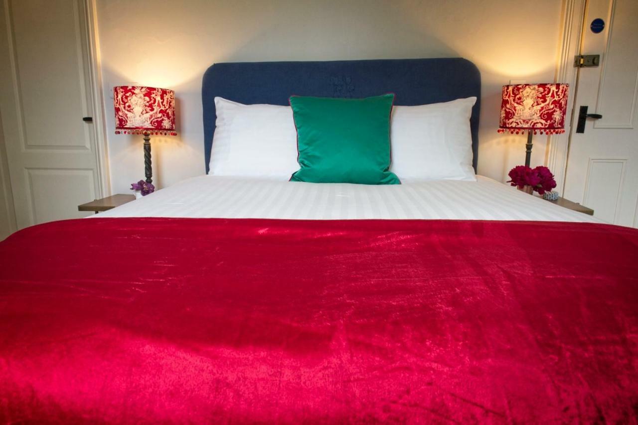 The Old Vicarage Hotel & Restaurant Bridgwater Extérieur photo A bed with a red duvet